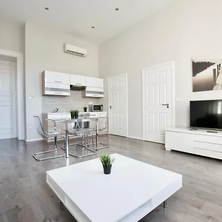 Premium By Hi5 - B25 * Budapest